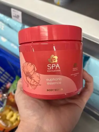 Euphoric Essence Body Scrub Sweet Berries 500g | يوفوريك إيسينس مقشر الجسم بالتوت الحلو - 500 غ