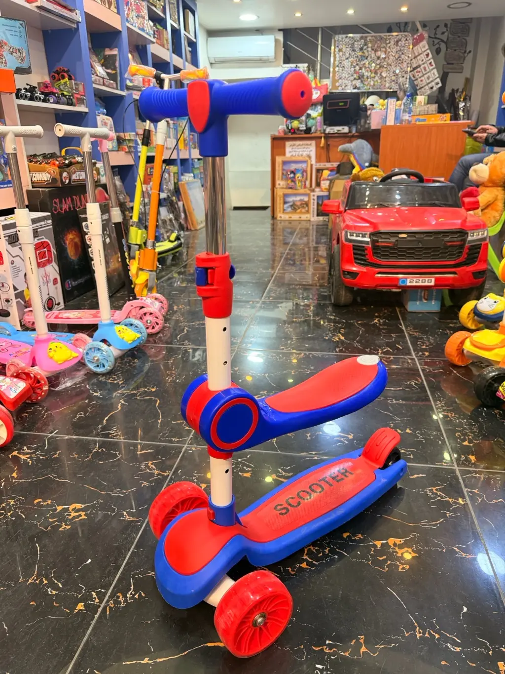 سكوتر مع مقعد