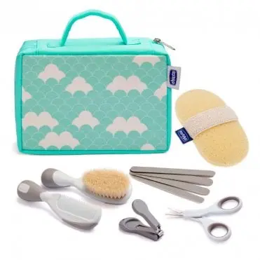 طقم سفر للعناية بالرضع Chicco (0M+) – ٦ في ١